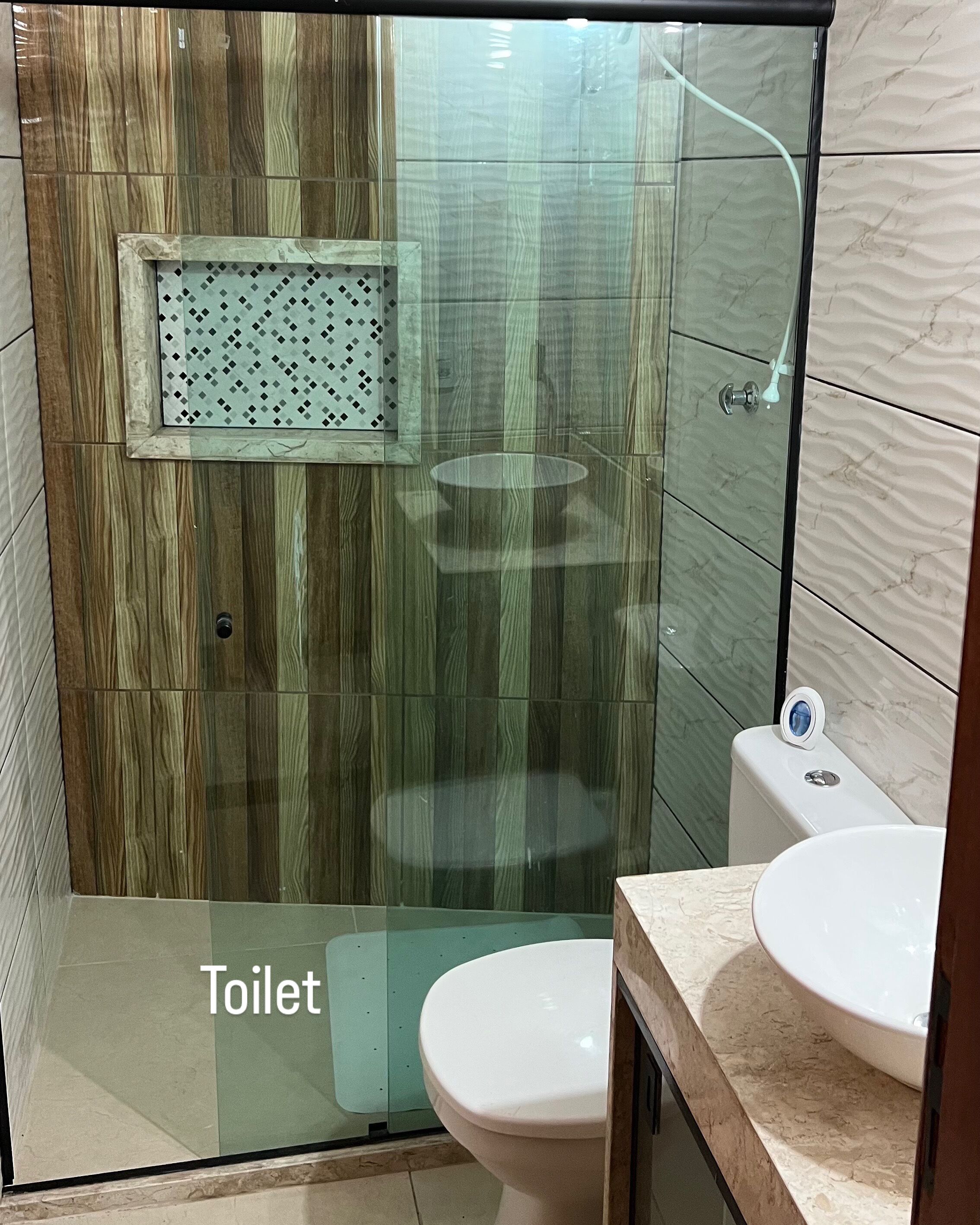 Een douche, handdoeken, toiletpapier