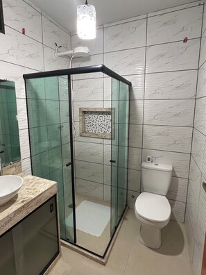 Dusche, Handtücher, Toilettenpapier