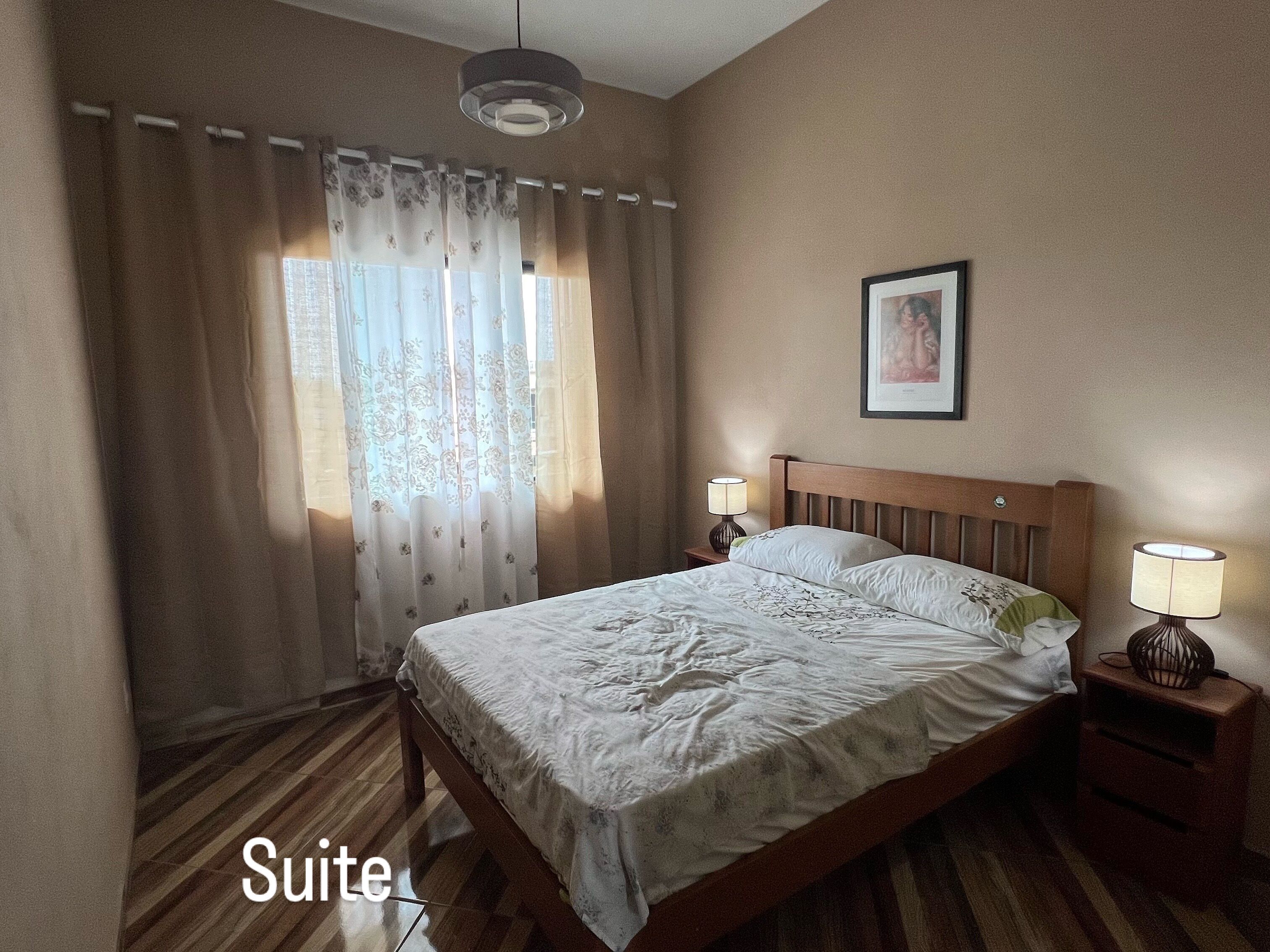 4 slaapkamers, een strijkplank/strijkijzer, wifi