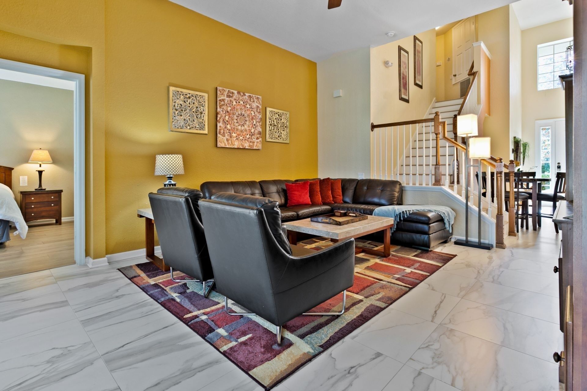 Una sala de estar con un sofá modular, una mesa de centro y un tapete estampado.
