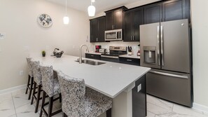 タウンホーム 5 ベッドルーム | 専用キッチン | 冷蔵庫、オーブン、コーヒー / ティーメーカー、トースター