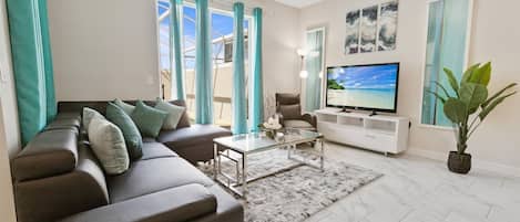 Casa de ciudad, 4 habitaciones | Área de sala de estar | Smart TV