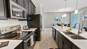 Townhome, 4 Bedrooms | Dapur peribadi