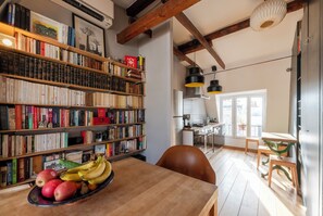 Interior - MONTMARTRE, PARIS VIEW, ATTRACTIONS, 30–60 days ahead? Private offer VIE-VAp (Paris)