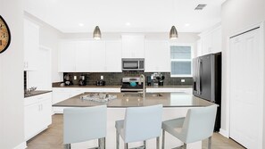 Casa, 5 quartos | Cozinha privada | Cafeteira/chaleira, geladeira, fogão, torradeira