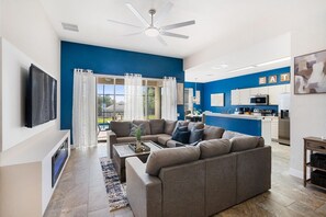 Maison, 5 chambres | Coin séjour | TV connectée