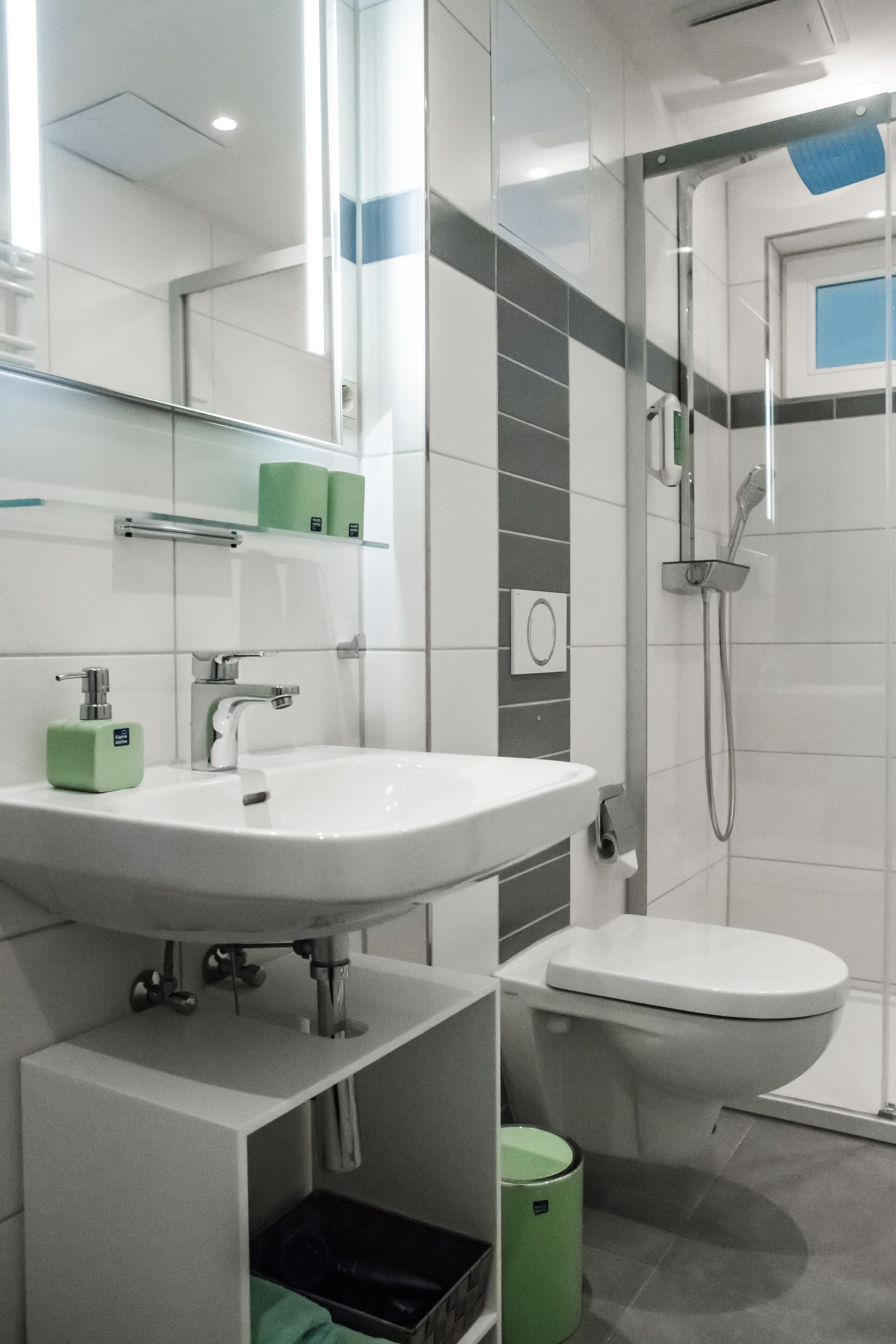 Traditional Apartment | Bilik Mandi | Selipar 