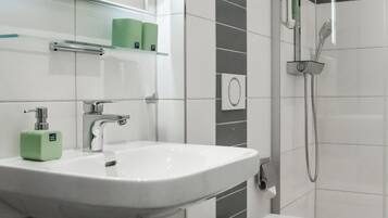 Traditional Apartment | Bilik Mandi | Selipar