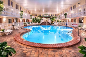 Una piscina techada, una piscina al aire libre