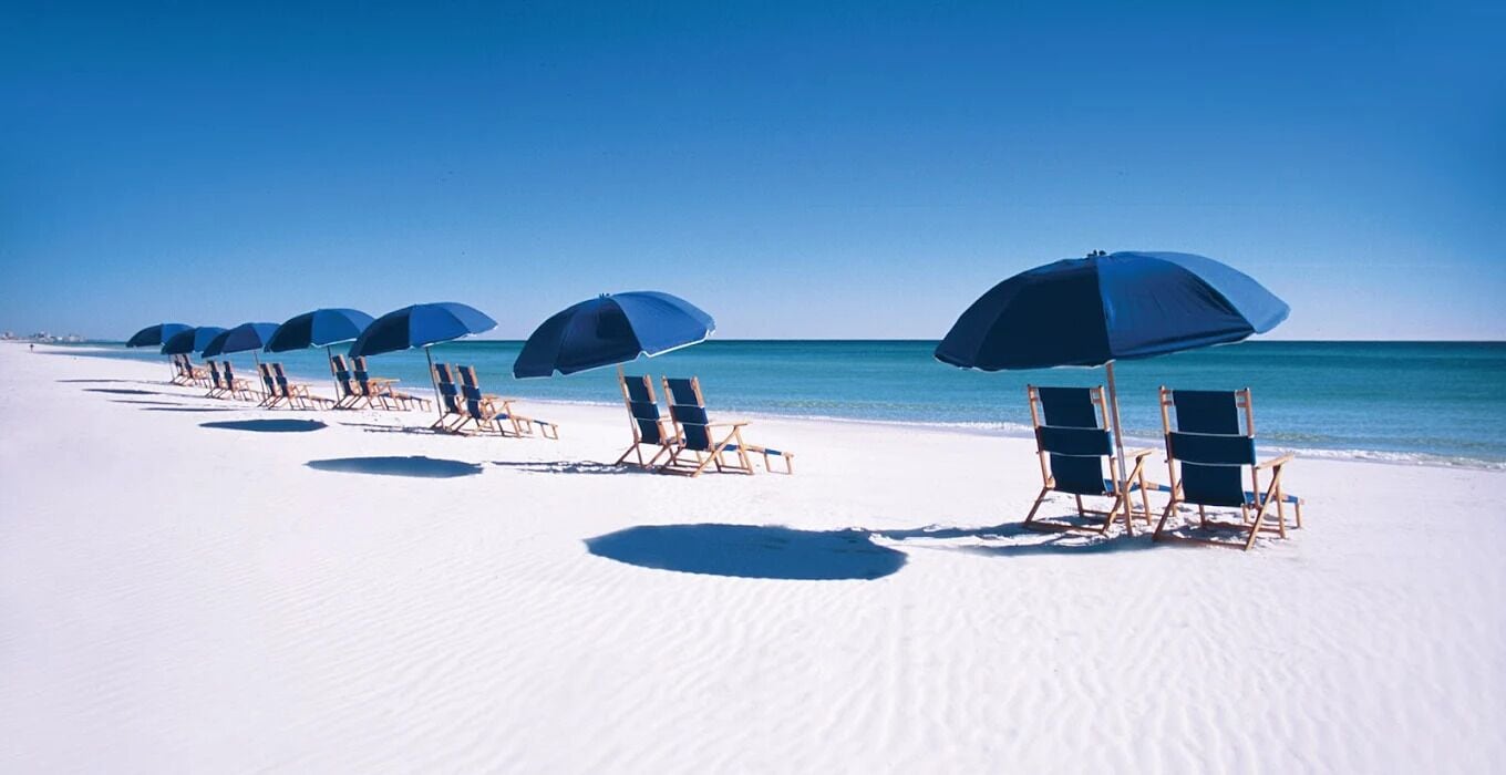 Nær stranden og hvit sand