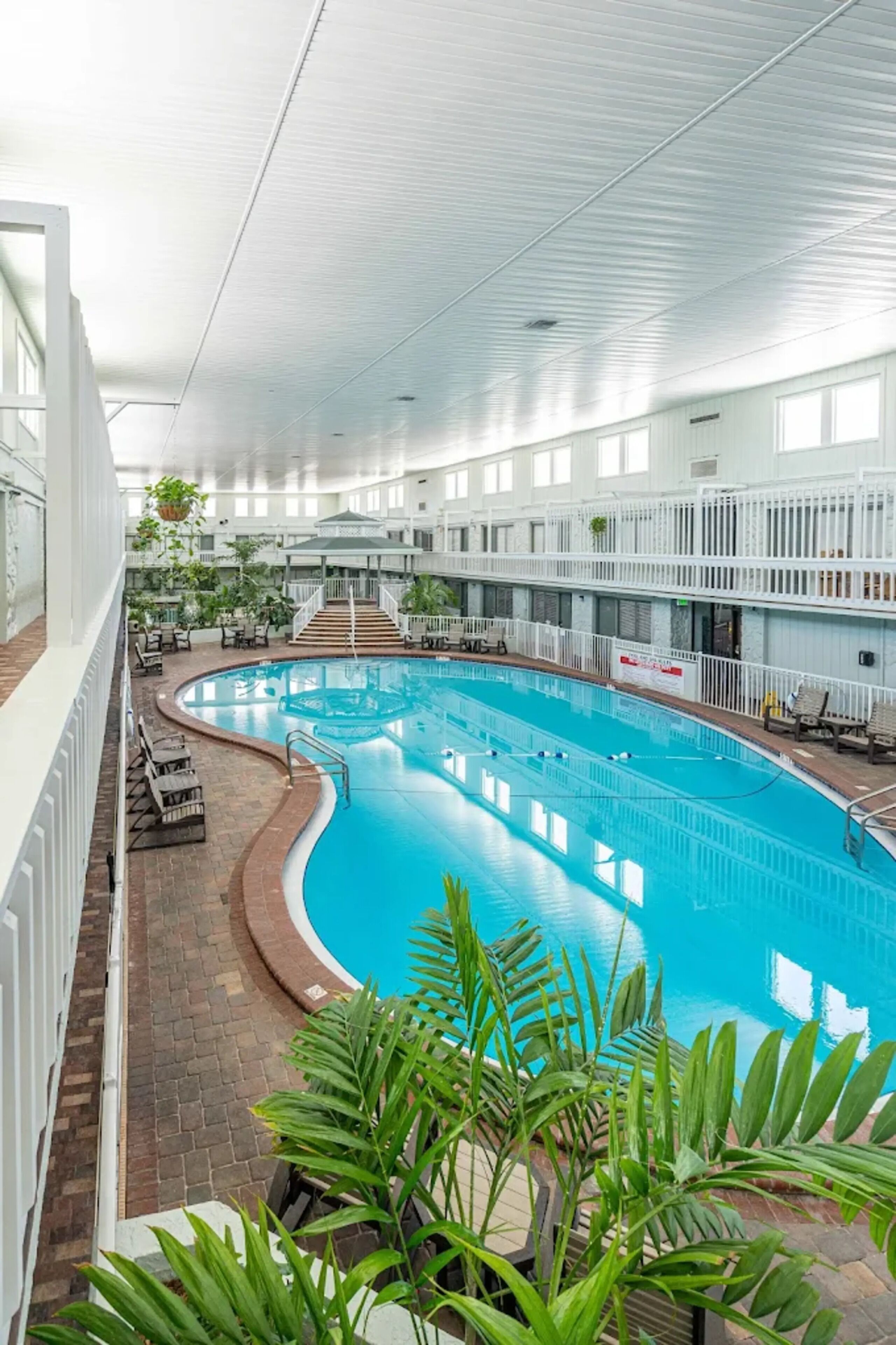 Innendørsbasseng og utendørsbasseng