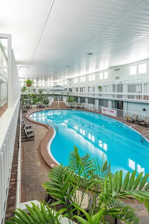 สระว่ายน้ำในร่ม, สระว่ายน้ำกลางแจ้ง