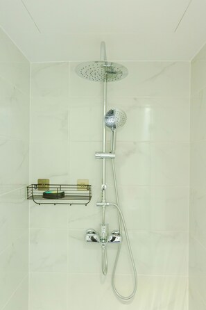 Dusche, Handtücher, Seife, Toilettenpapier