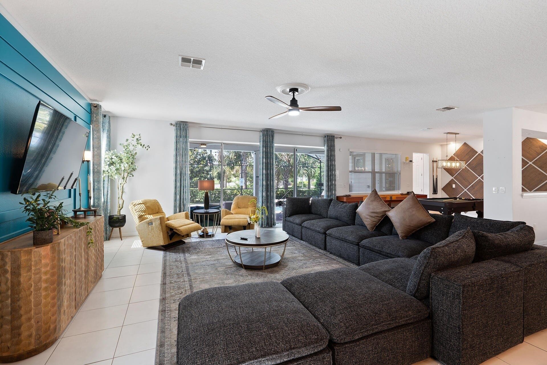 House, 6 Bedrooms | Living area | Smart TV