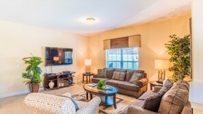Townhome, 5 Bedrooms | Ruang tamu | TV Pintar 