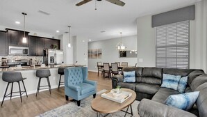 Una sala de estar moderna con un sofá, sillones y una mesa de centro.