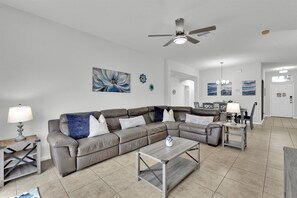 Casa, 4 habitaciones | Área de sala de estar | Smart TV 