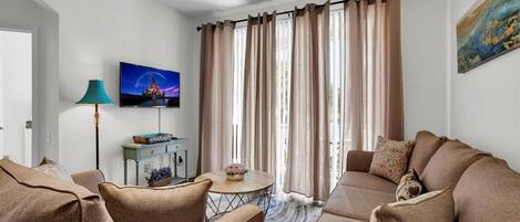 Condo, 3 habitaciones | Área de sala de estar | Smart TV