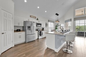Maison, 6 chambres | Cuisine privée | Réfrigérateur, four, cafetière/bouilloire, grille-pain