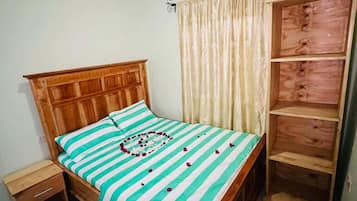 2 bedrooms, internet, bed sheets