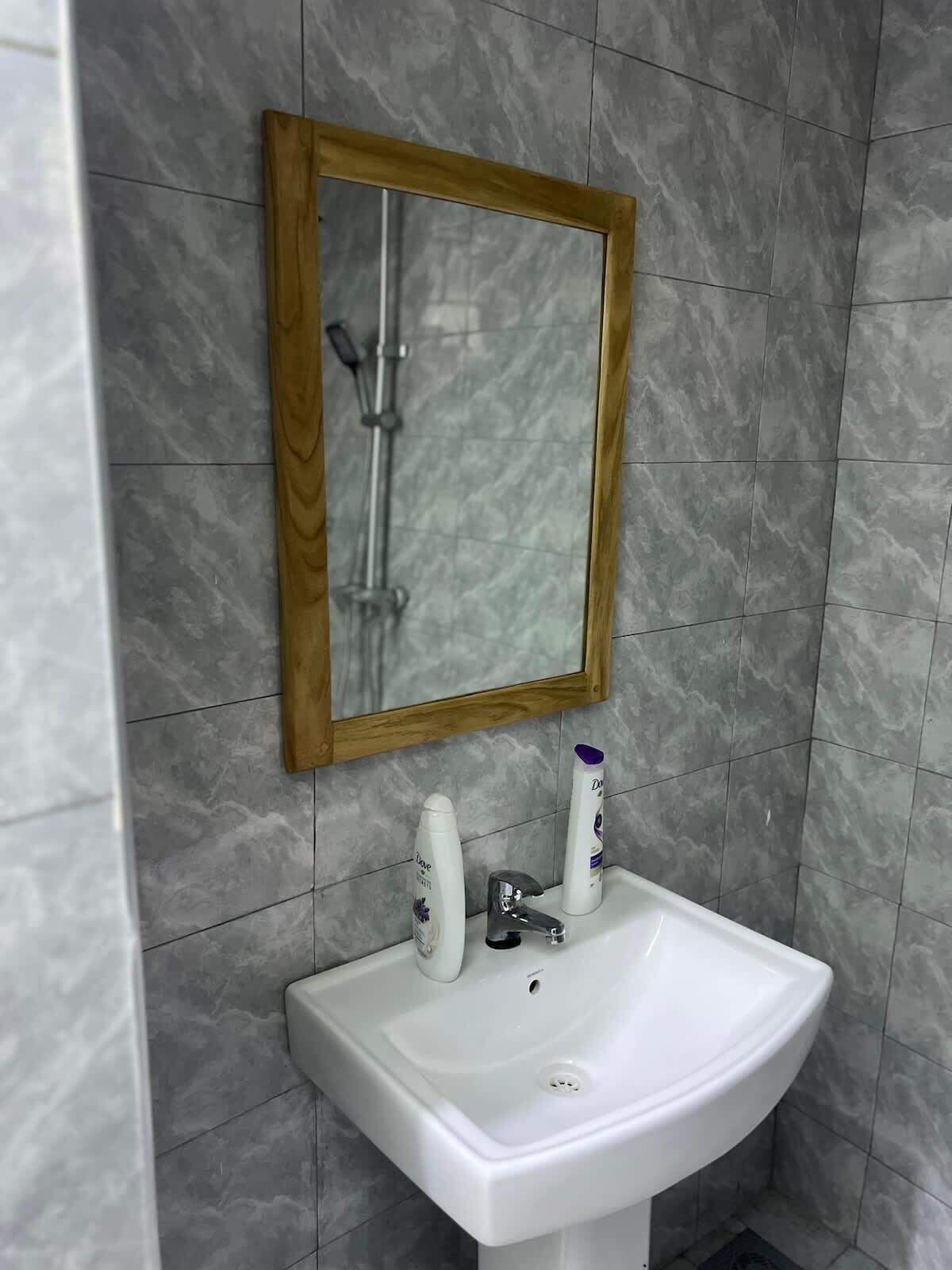 Toallas, jabón, papel de baño 