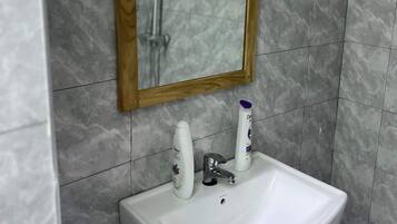Toallas, jabón, papel de baño