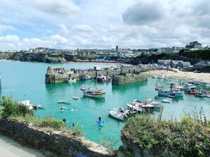 Marina - Beachfront Luxury Home with Hot Tub, 9 beds, Cinema room, Sleeps 2 to 16 (Newquay)