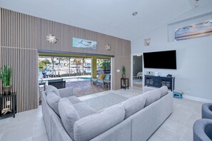Smart TV - Summer discount! Family Oasis-Heated pool and hot tub. Wide canal & manatees (Cape Coral)
