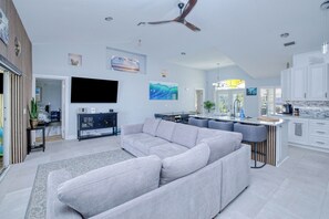 Smart TV - Summer discount! Family Oasis-Heated pool and hot tub. Wide canal & manatees (Cape Coral)