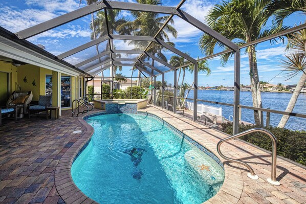 A heated pool - Summer discount! Family Oasis-Heated pool and hot tub. Wide canal & manatees (Cape Coral)