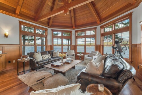 Premier 7 BR Lake Winnipesaukee Waterfront Retreat with Sweeping Views