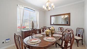 House, 6 Bedrooms | Dining