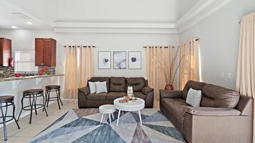 House, 6 Bedrooms | Living area | Smart TV