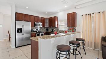 House, 6 Bedrooms | Private kitchen | Fridge, oven, coffee/tea maker, toaster
