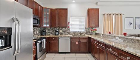 House, 6 Bedrooms | Private kitchen | Fridge, oven, coffee/tea maker, toaster