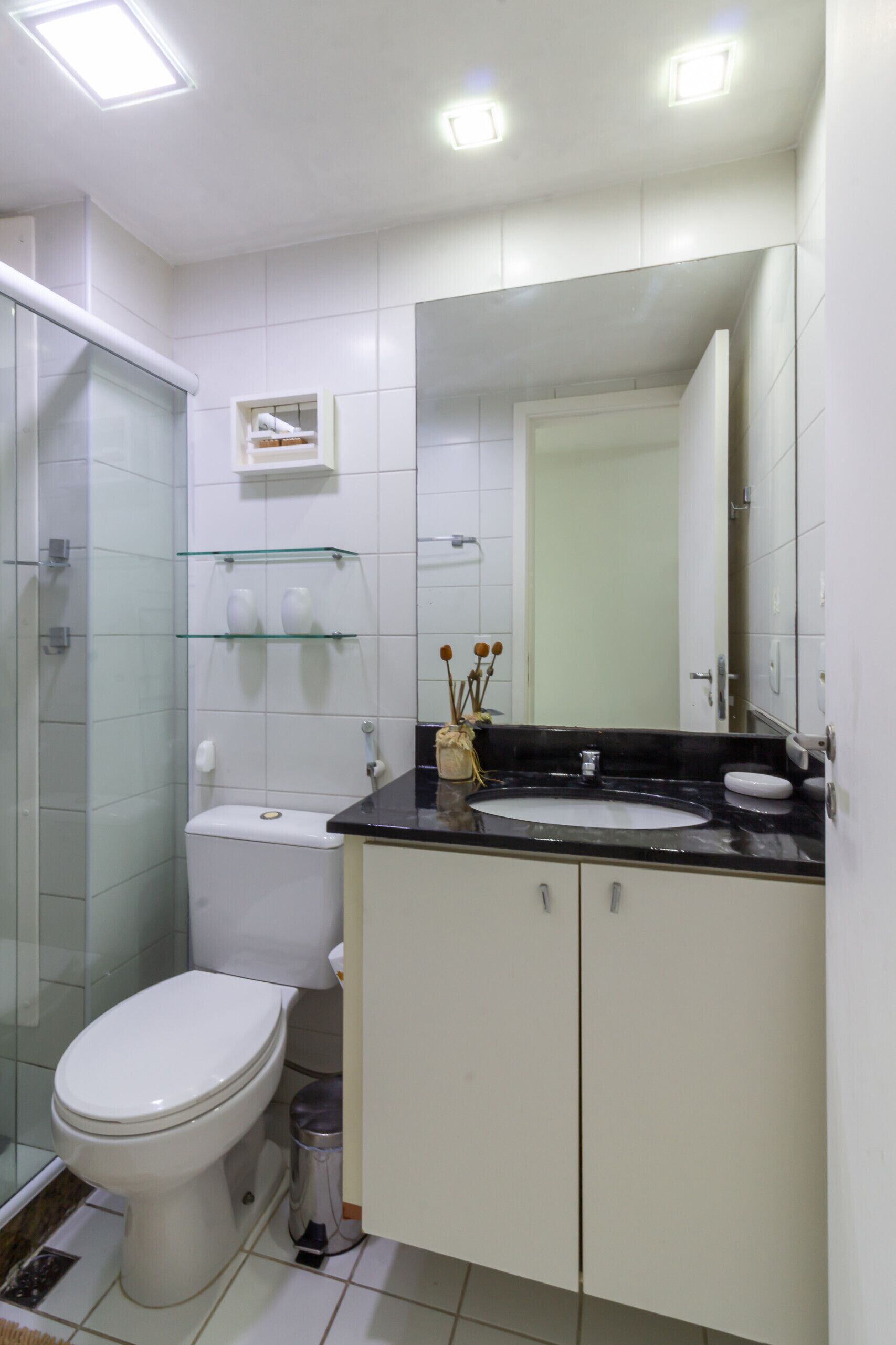 Regadera, secadora de cabello, toallas 