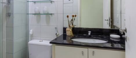 Douche, sèche-cheveux, serviettes fournies