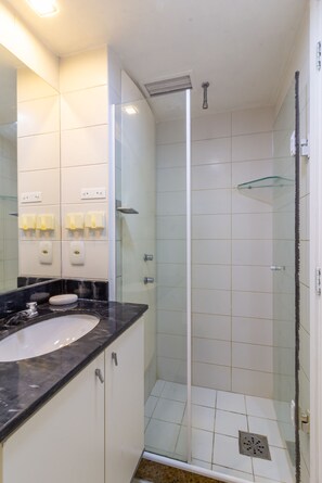 Regadera, secadora de cabello, toallas