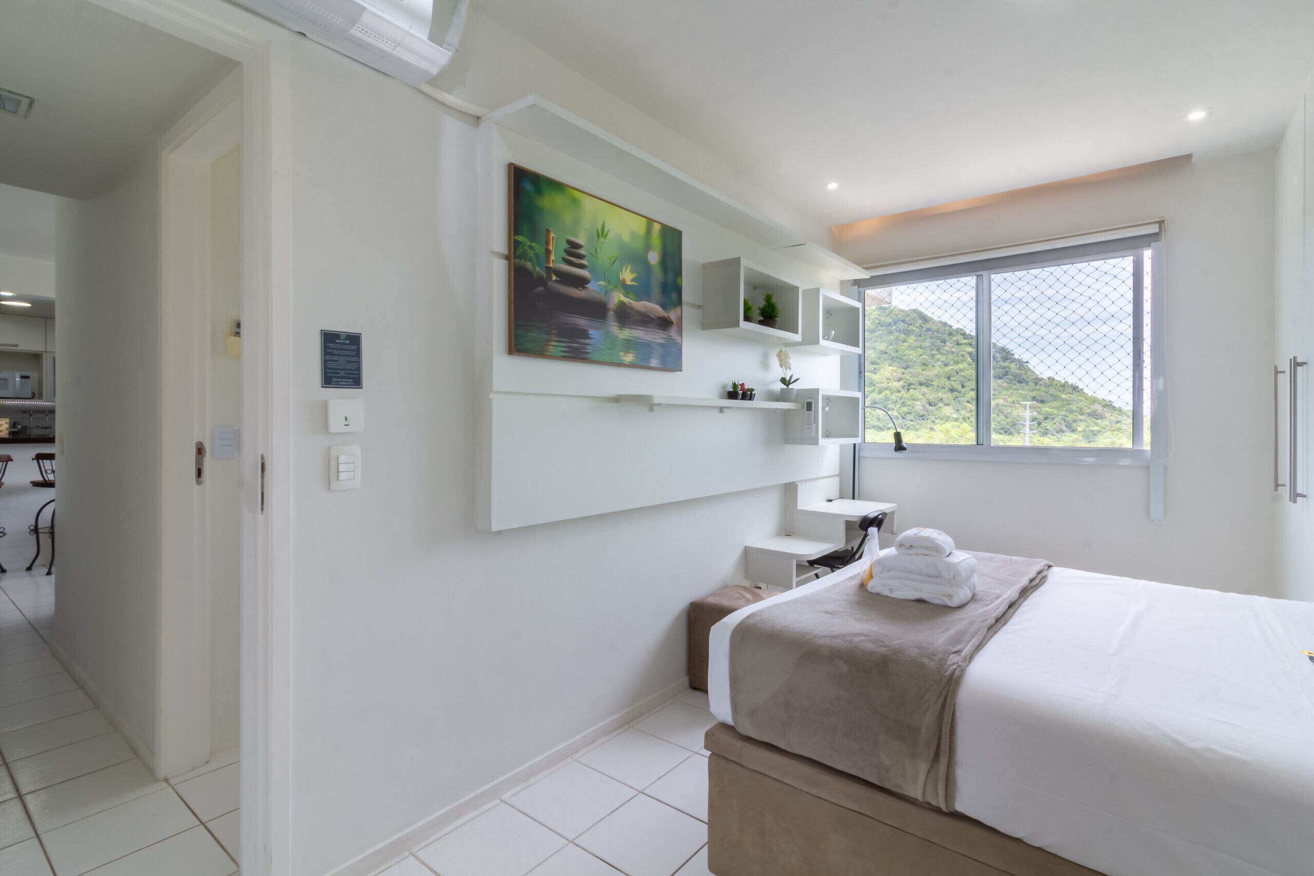 Tabla de planchar con plancha, wifi gratis y ropa de cama 