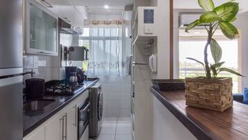 Réfrigérateur, micro-ondes, four, cafetiÚre/bouilloire