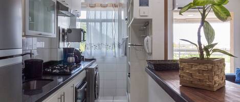 Geladeira, micro-ondas, fogão, cafeteira/chaleira