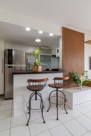 Kühlschrank, Mikrowelle, Ofen, Wasserkocher mit Kaffee-/Teezubehör