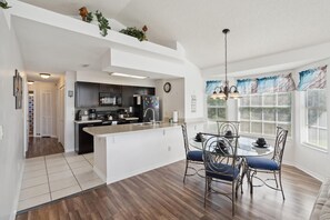 Condo, 3 quartos | Cozinha privada | Geladeira, fogão, cafeteira/chaleira, torradeira