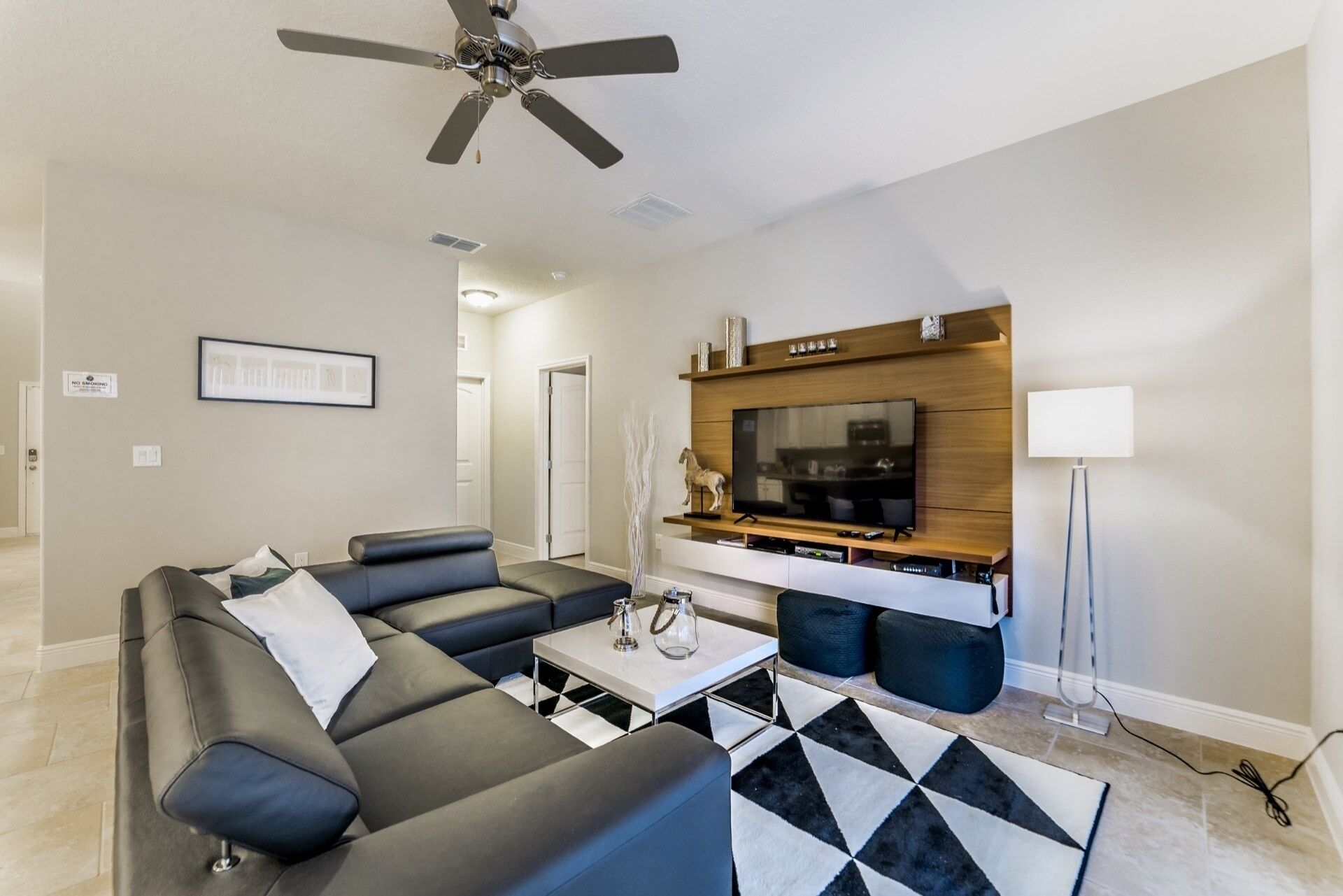 House, 6 Bedrooms | Living area