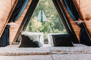 2 عدّة غرف نوم ومكواة/لوح كي وواي فاي وملاءات أسرّة