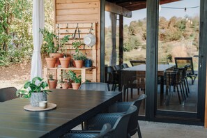 تناول الطعام بالخارج