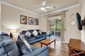 Living area - Tuscana Resort 3 Bedroom Condo Clubhouse Access 8 miles to Disney 3 Condo (Davenport)