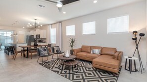 Casa, 5 quartos | Área de estar | Smart TV