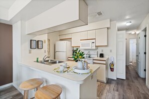 Private kitchen - Villas at Somerset 3 Bedroom Condo Amenity Access 3 Condo (Kissimmee)