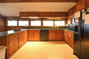 ثلاجة، ميكروويف، فرن، موقد طهي مسطح